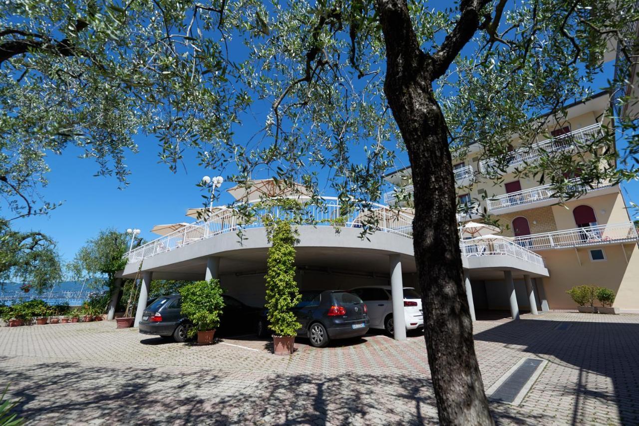 Hotel Benacus Torri Del Benaco Exteriör bild
