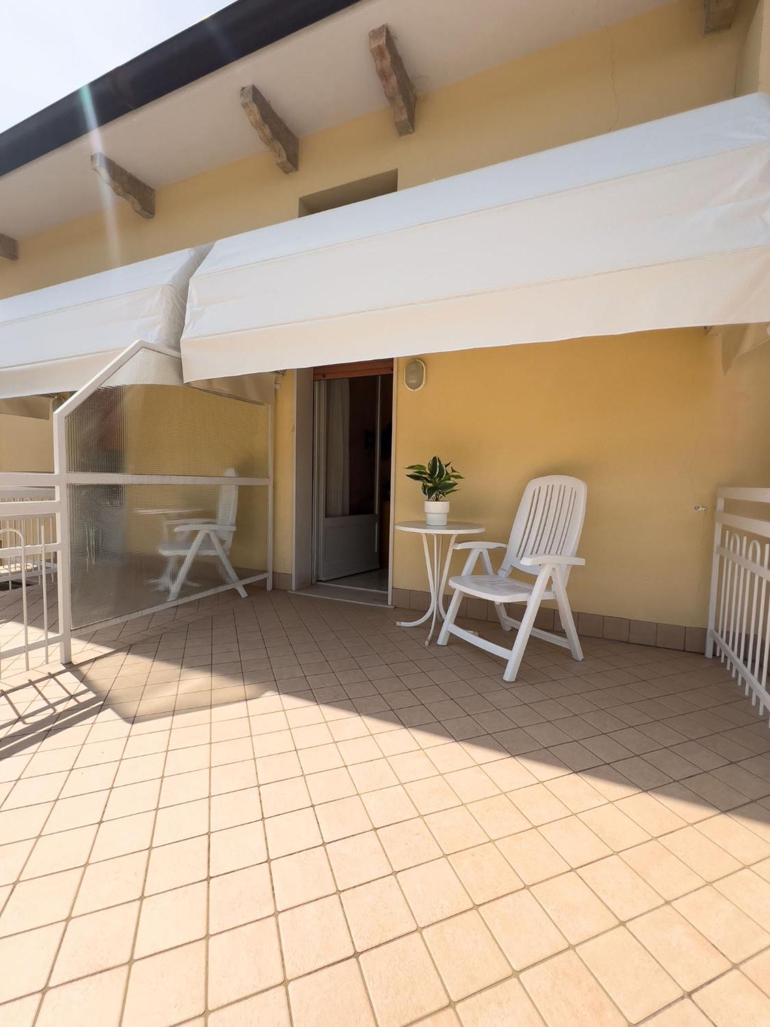 Hotel Benacus Torri Del Benaco Exteriör bild