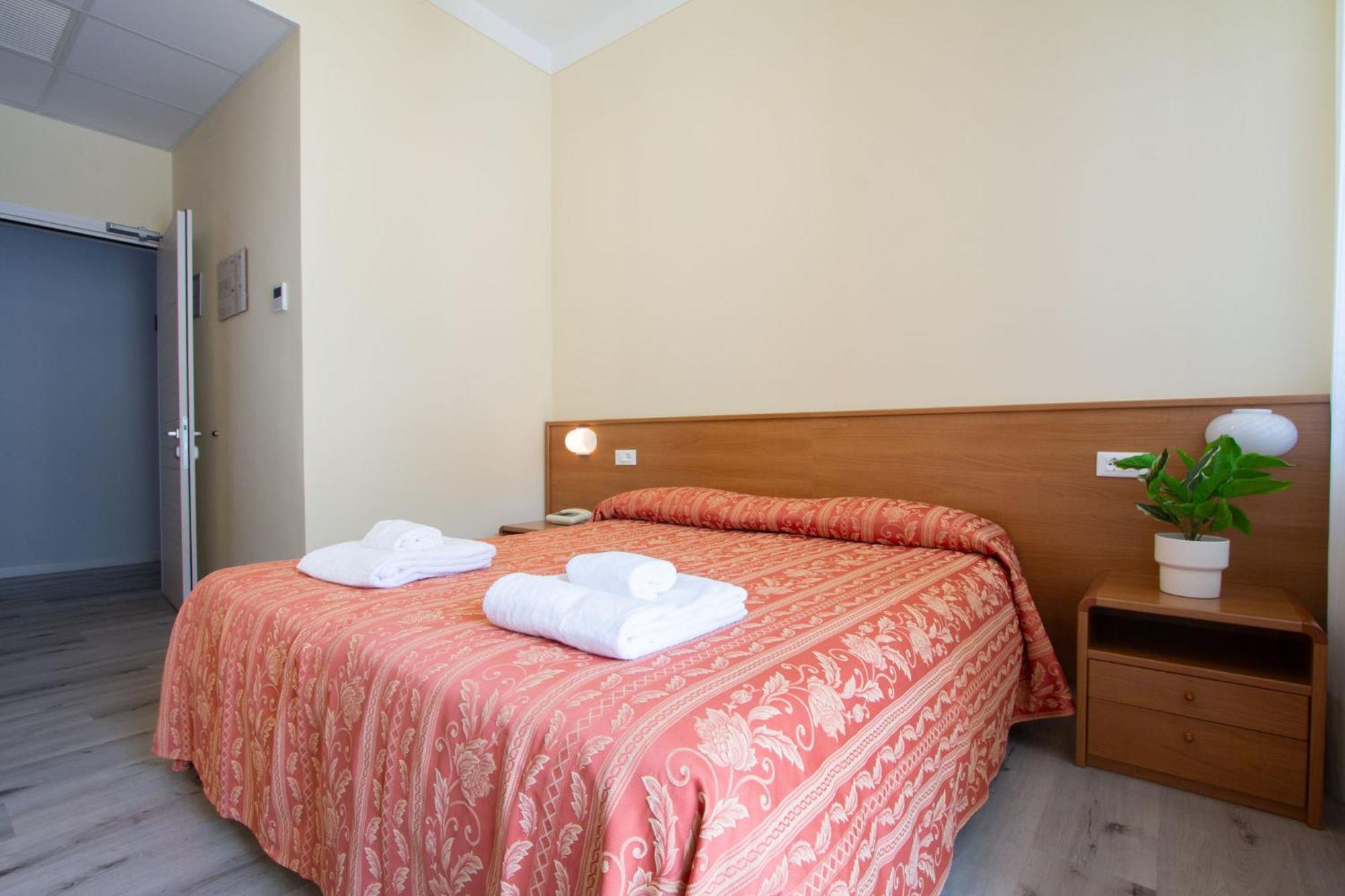 Hotel Benacus Torri Del Benaco Exteriör bild