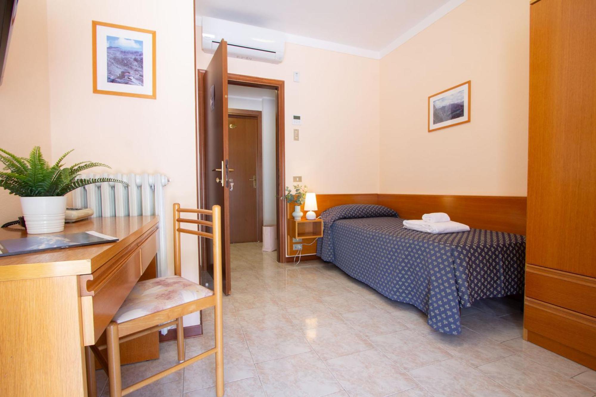 Hotel Benacus Torri Del Benaco Exteriör bild