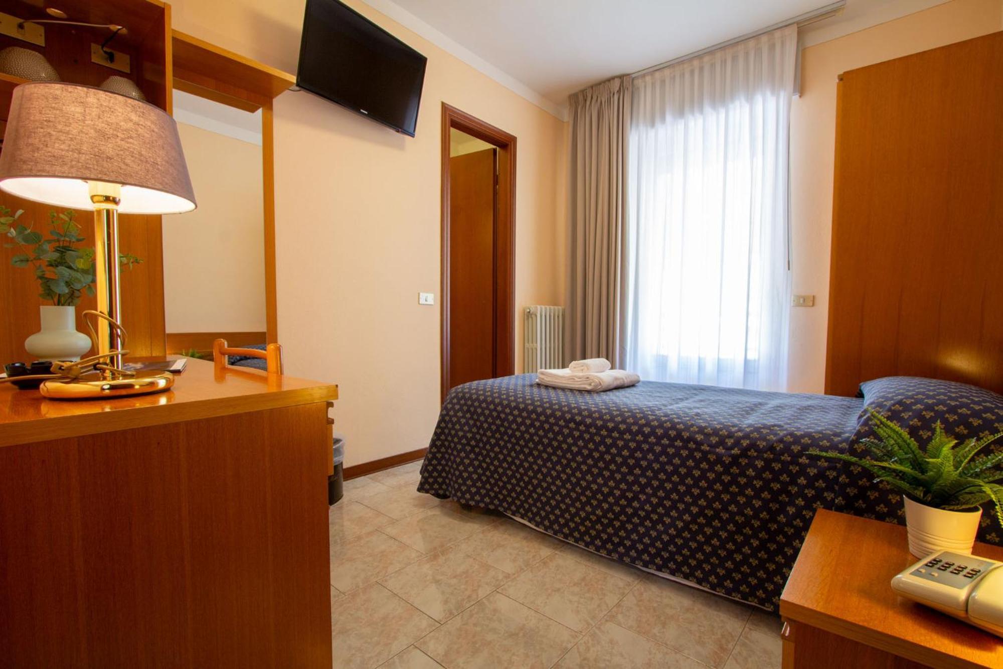 Hotel Benacus Torri Del Benaco Exteriör bild