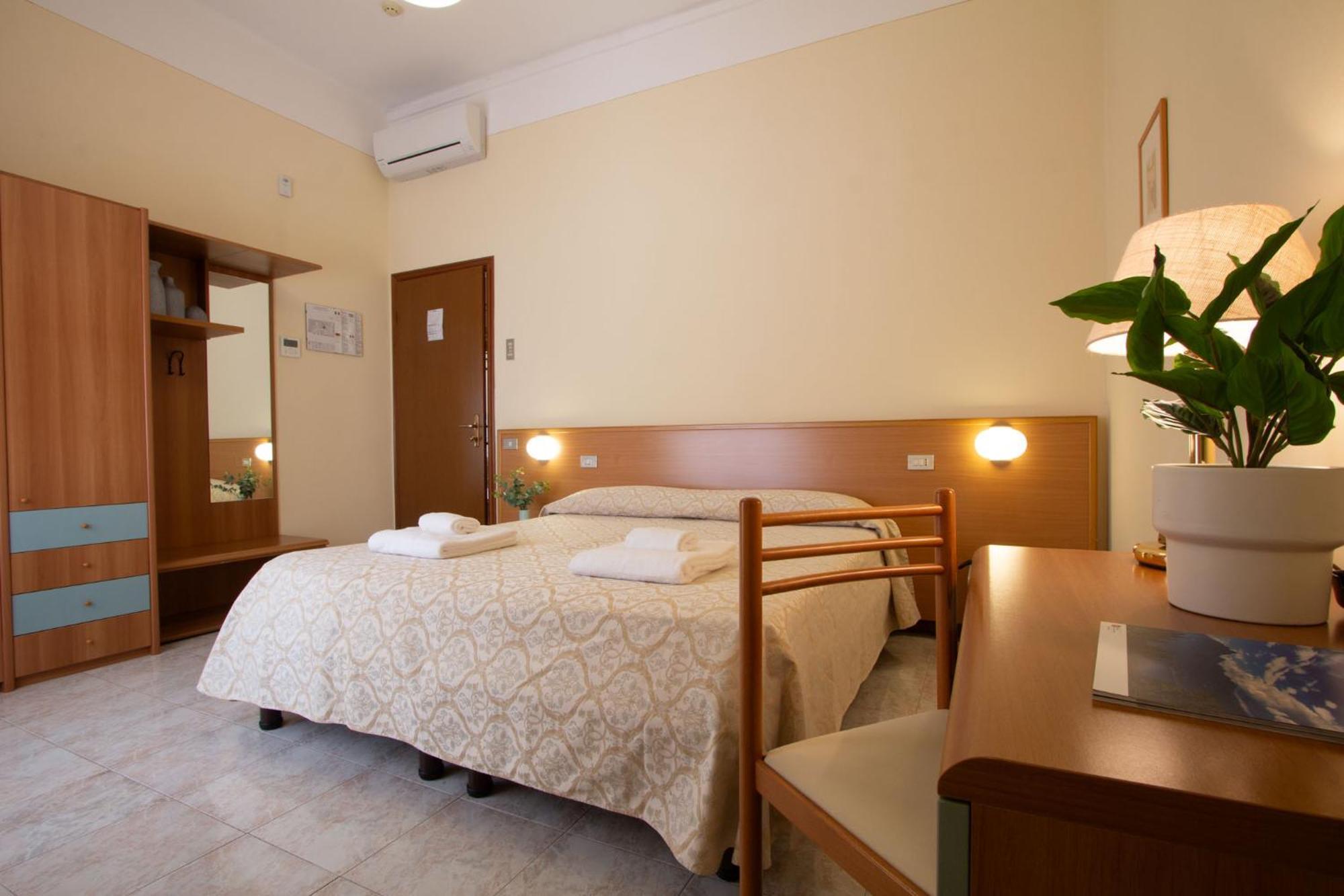 Hotel Benacus Torri Del Benaco Exteriör bild