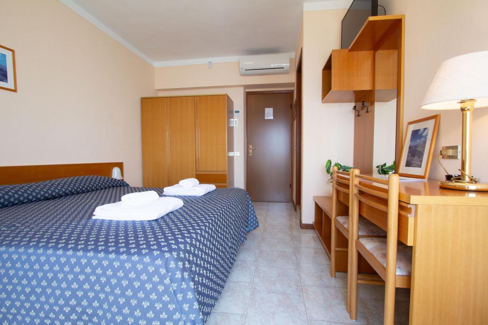 Hotel Benacus Torri Del Benaco Exteriör bild