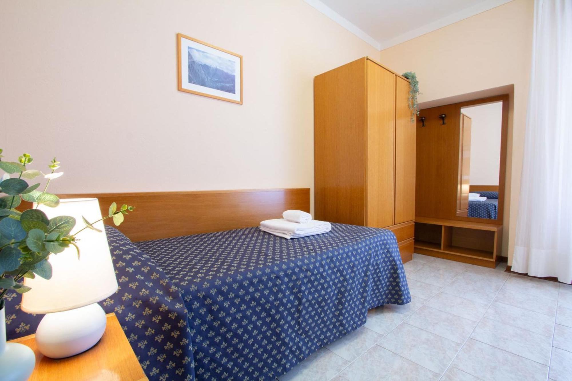 Hotel Benacus Torri Del Benaco Exteriör bild