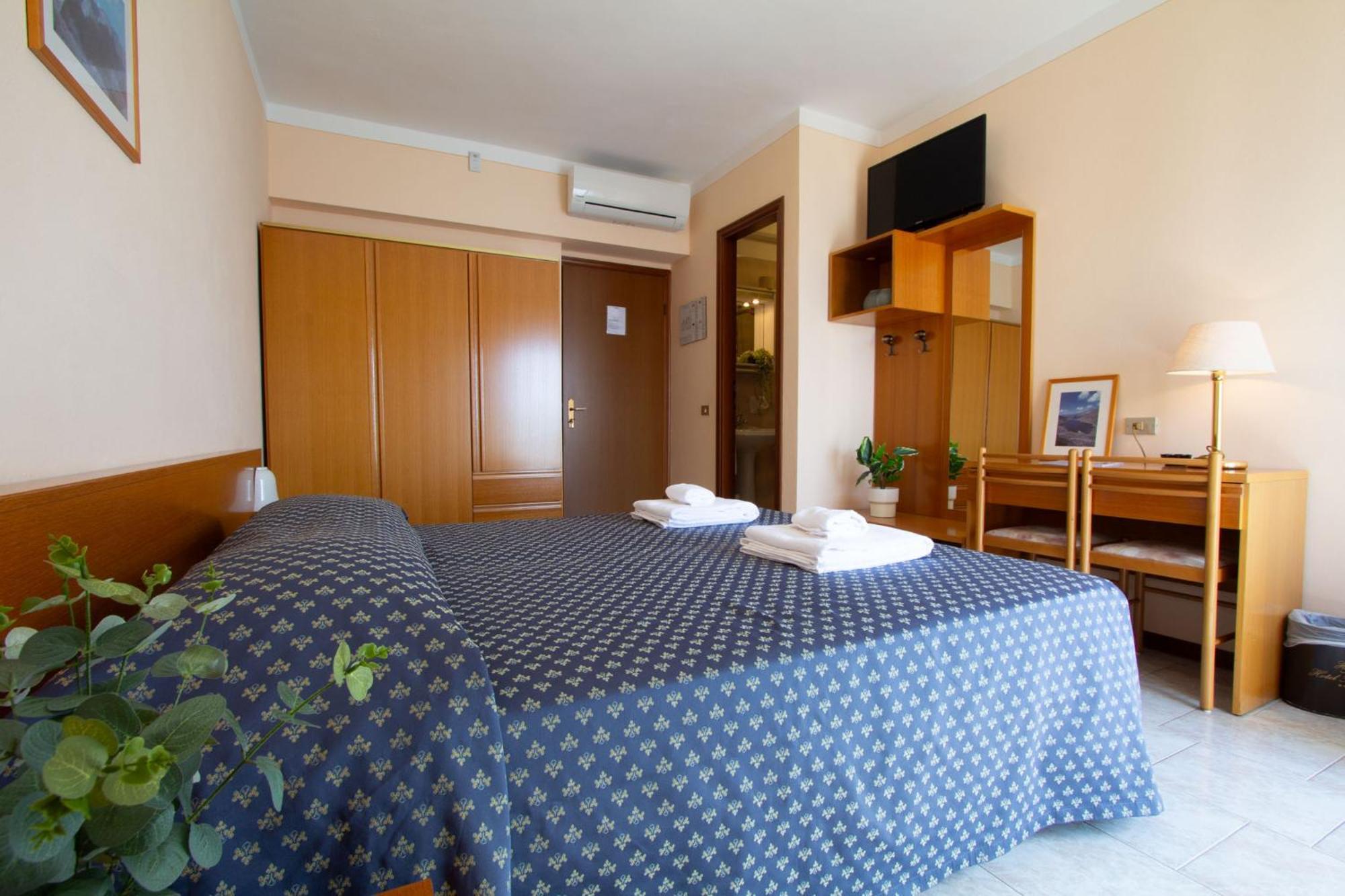 Hotel Benacus Torri Del Benaco Exteriör bild