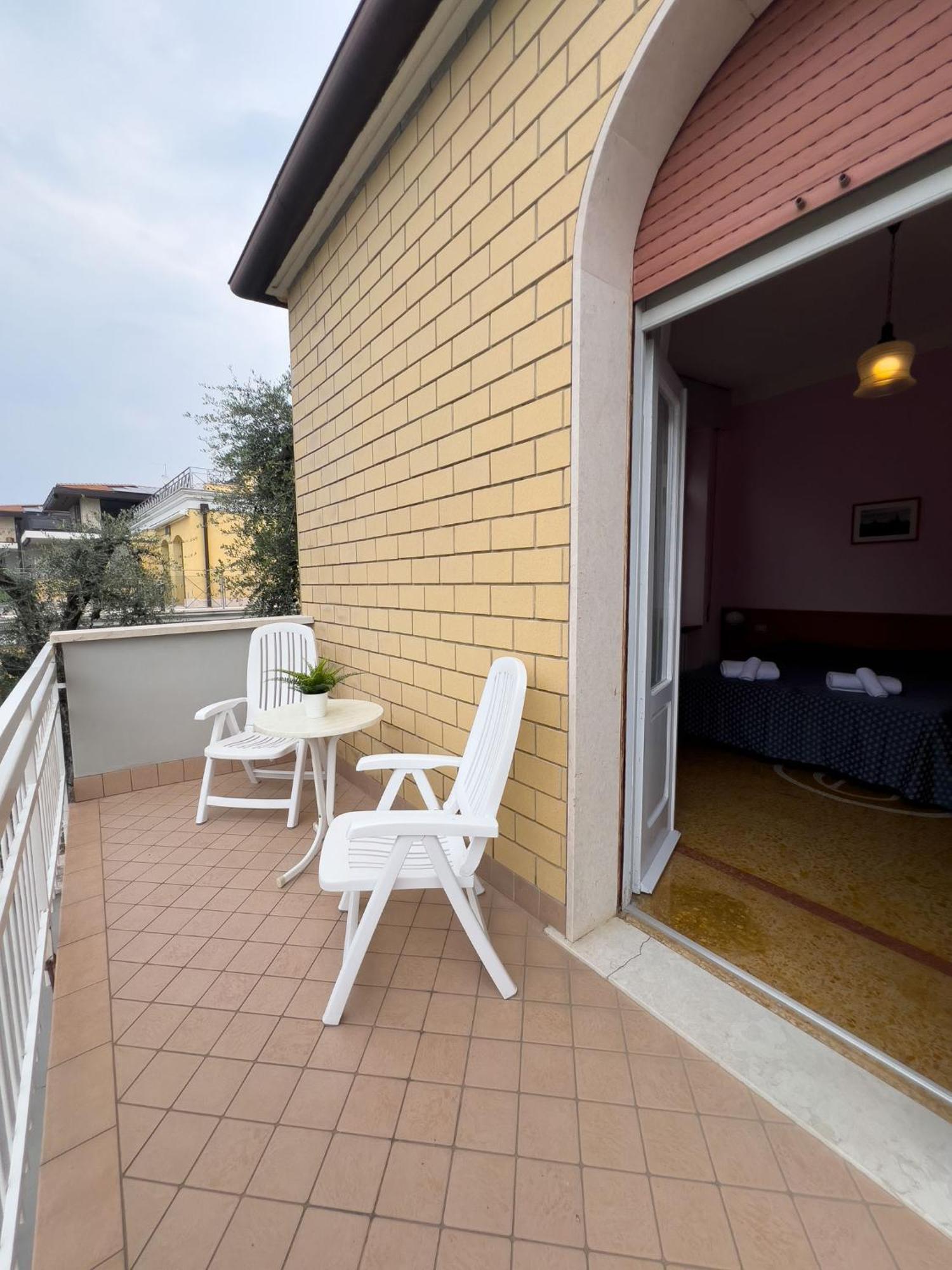 Hotel Benacus Torri Del Benaco Exteriör bild
