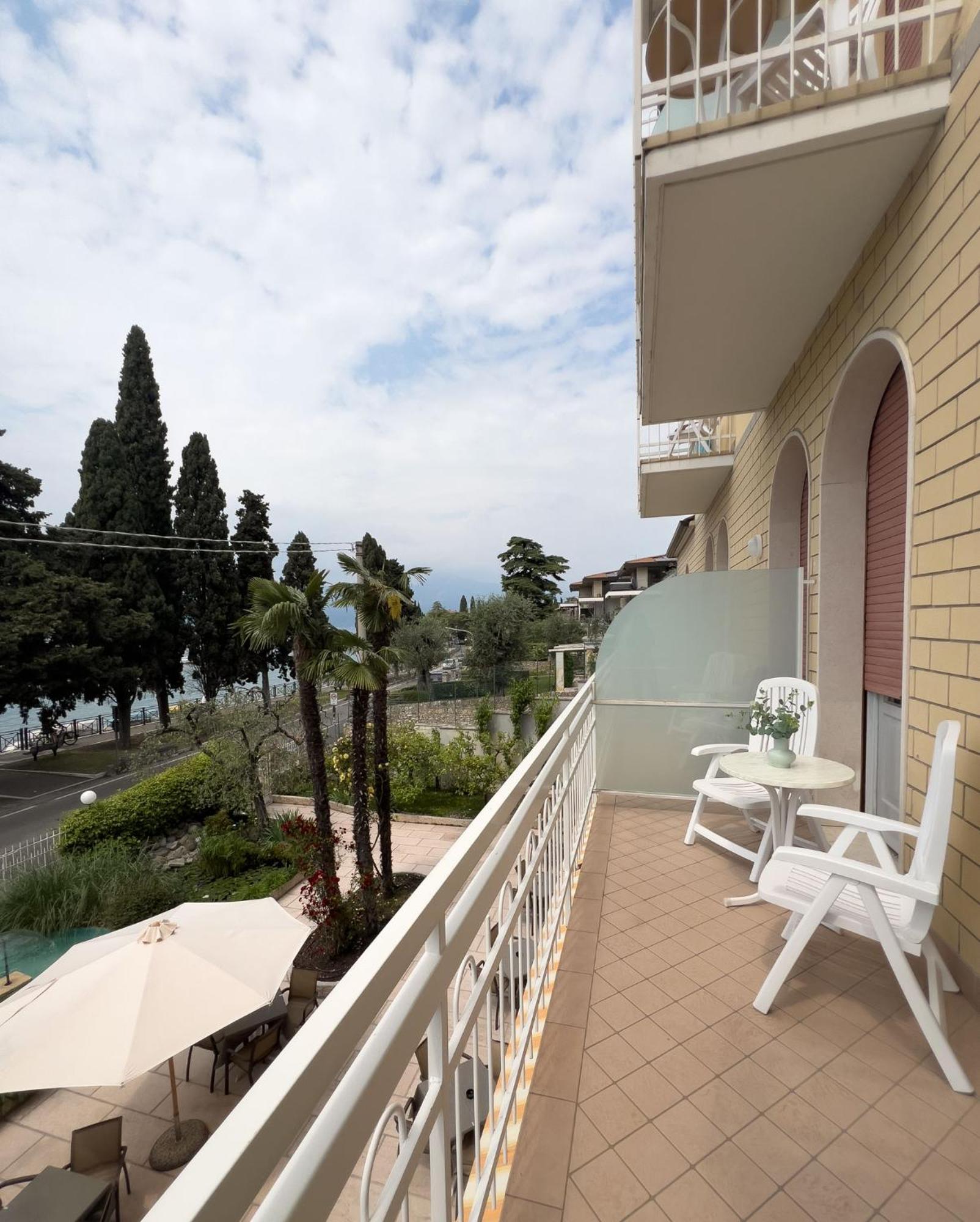 Hotel Benacus Torri Del Benaco Exteriör bild