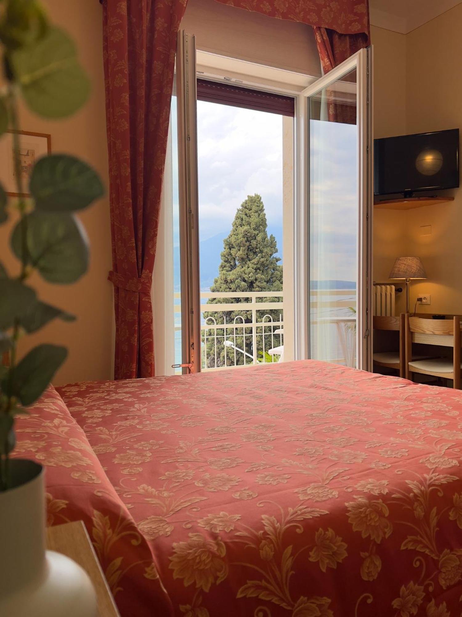 Hotel Benacus Torri Del Benaco Exteriör bild