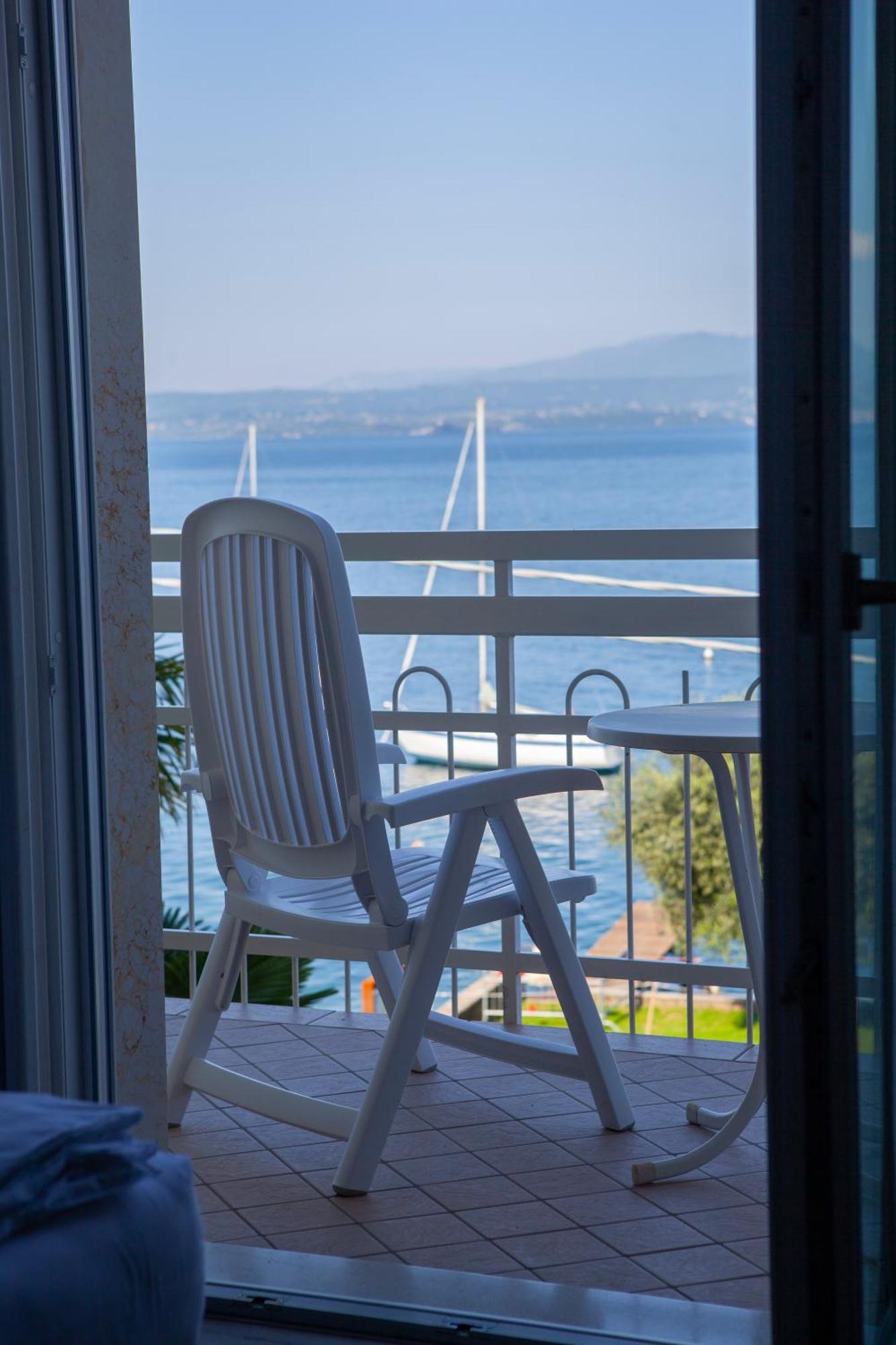 Hotel Benacus Torri Del Benaco Exteriör bild