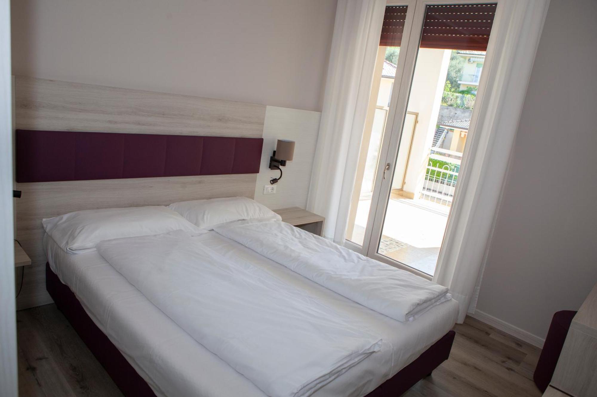 Hotel Benacus Torri Del Benaco Exteriör bild